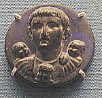 075. medaillon en verre de Germanicus represente avec ses enfants (vers 20-40 p.C.).jpg